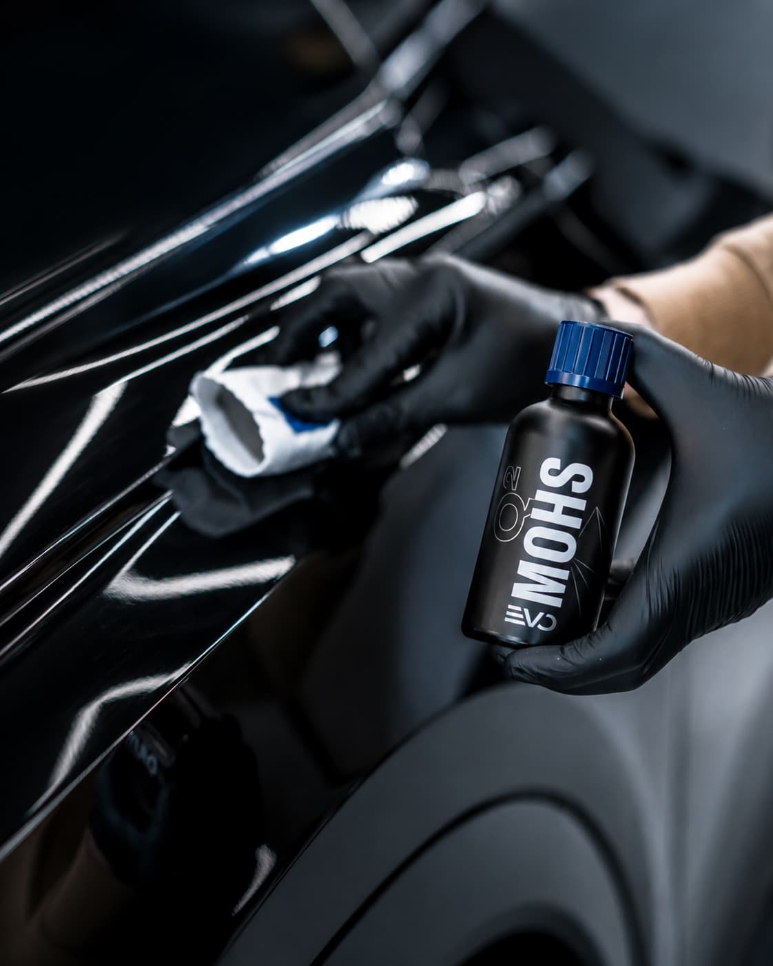 Premium auto detailing proizvodi na tamnoj pozadini