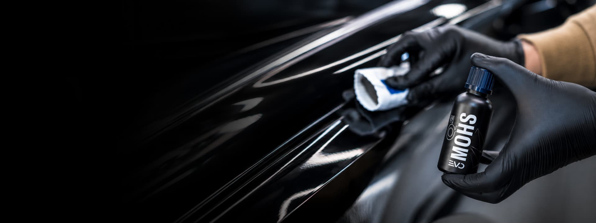 Premium auto detailing proizvodi na tamnoj pozadini